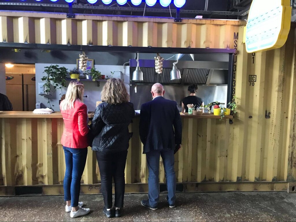 kontener morski zaadaptowany na potrzeby gastronowmiczne (burgerownia)