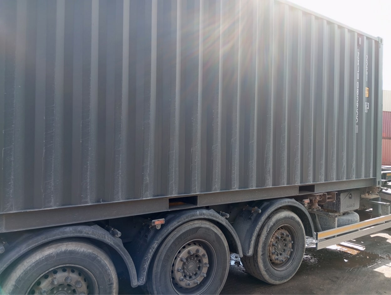 kontener morski 20’DC załadowany na ciężarówkę