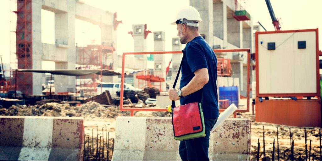 plac budowy z widocznym zaadaptowanym kontenerem na podwyższeniu