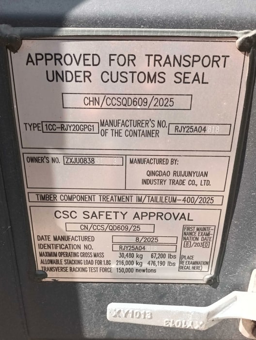 tabliczka CSC na drzwiach kontenera