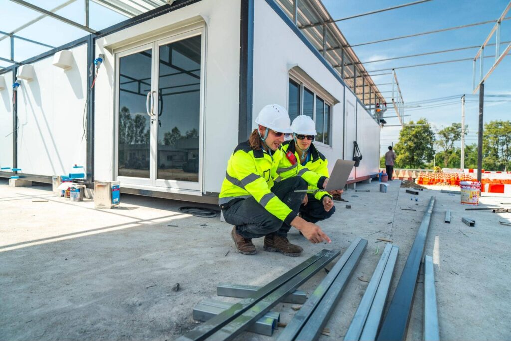 tymczasowe biuro z kontenerów na placu budowy