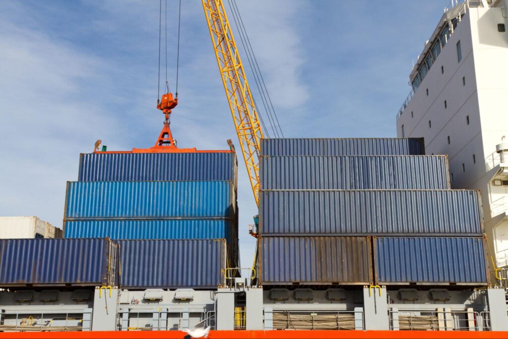 załadunek kontenerów na statek